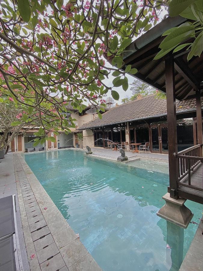 Chrome Hotel & Resort Solo Colomadu Buitenkant foto