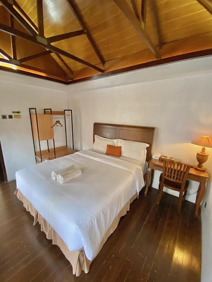 Chrome Hotel & Resort Solo Colomadu Buitenkant foto
