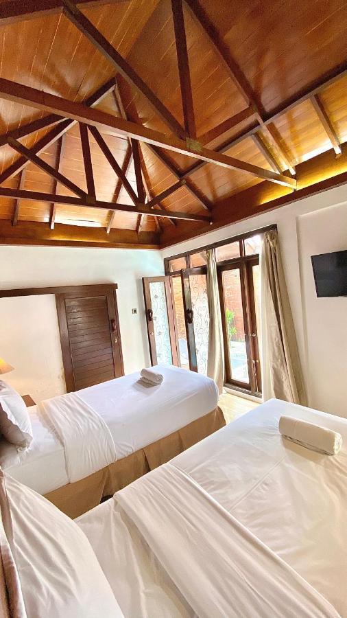 Chrome Hotel & Resort Solo Colomadu Buitenkant foto