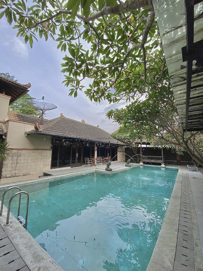 Chrome Hotel & Resort Solo Colomadu Buitenkant foto
