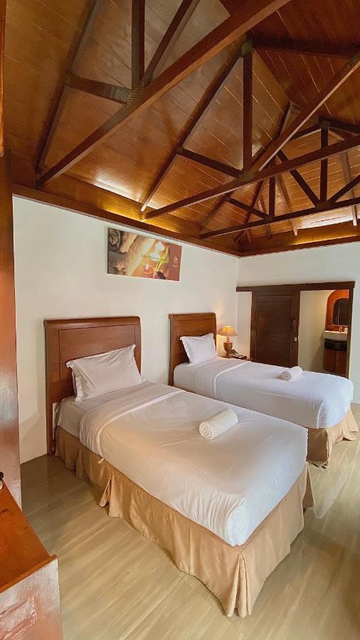 Chrome Hotel & Resort Solo Colomadu Buitenkant foto