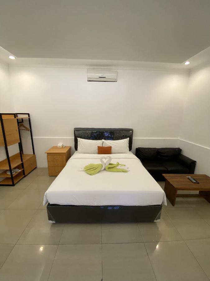 Chrome Hotel & Resort Solo Colomadu Buitenkant foto