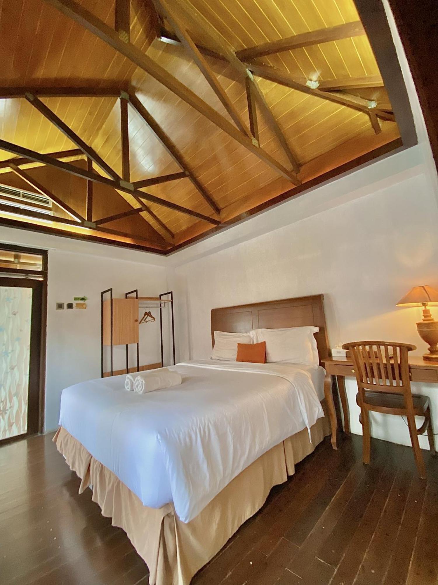 Chrome Hotel & Resort Solo Colomadu Buitenkant foto