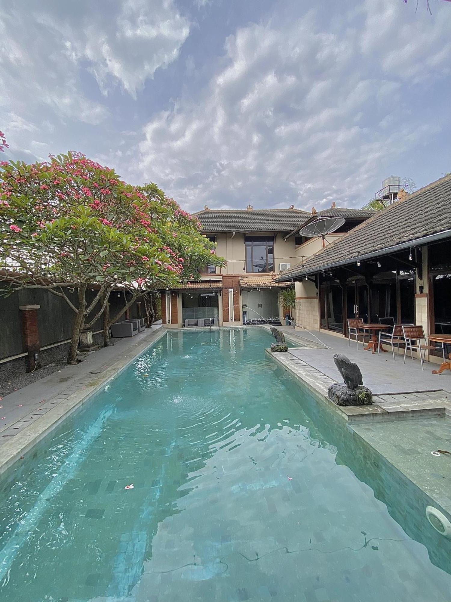 Chrome Hotel & Resort Solo Colomadu Buitenkant foto