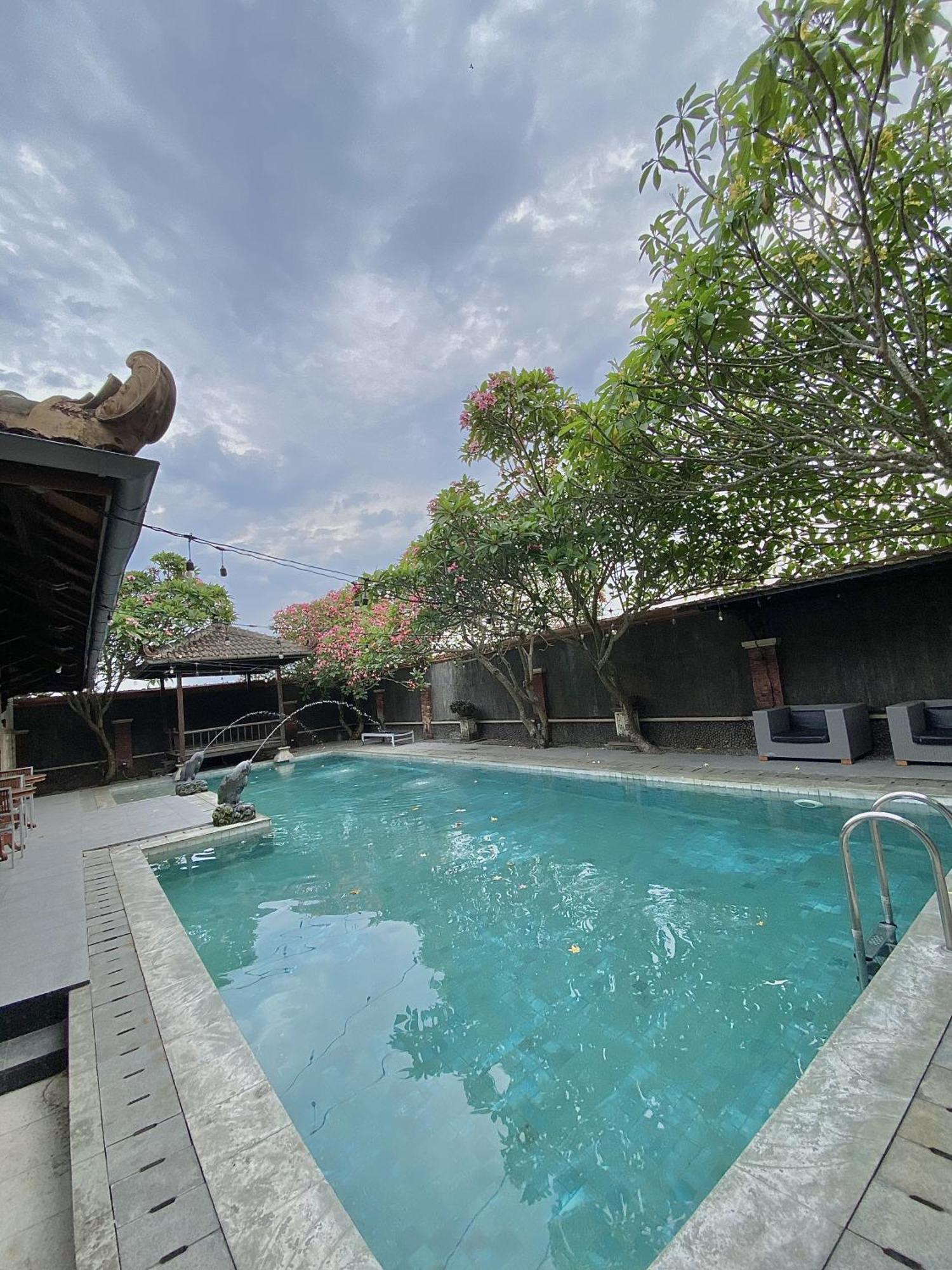 Chrome Hotel & Resort Solo Colomadu Buitenkant foto