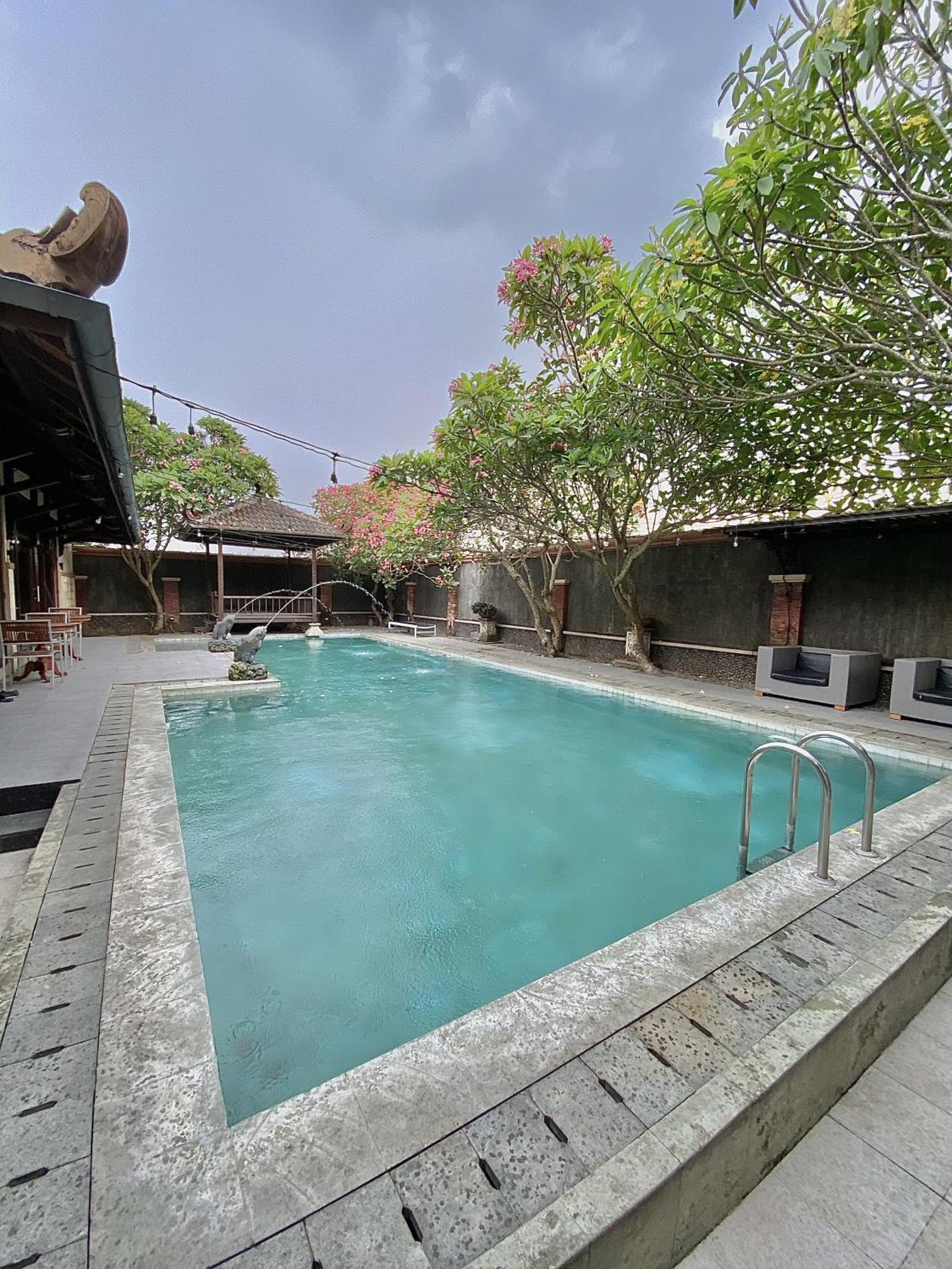 Chrome Hotel & Resort Solo Colomadu Buitenkant foto